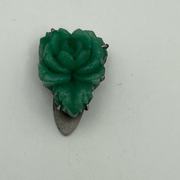 Green carved flower rose shaped stone silver tone vintage dress clip antique - Picture 14 of 16